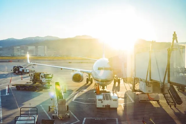 Avión en la plataforma del aeropuerto al amanecer