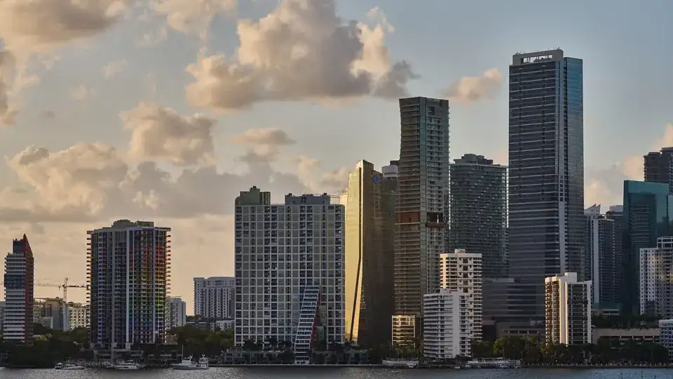 Edificios de Miami al atardecer frente a la bahía